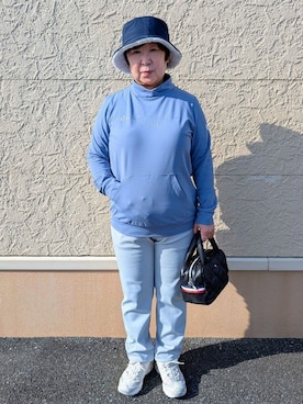 「adabat（アダバット）のダンボールスタンドネックプルオーバー（Tシャツ/カットソー、ブルー系）」を使った、leok1110さん（レディース）の冬コーディネート