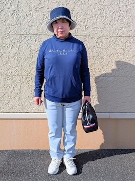 「adabat（アダバット）のダンボールスタンドネックプルオーバー（Tシャツ/カットソー、ブルー系）」を使った、leok1110さん（レディース）の冬コーディネート