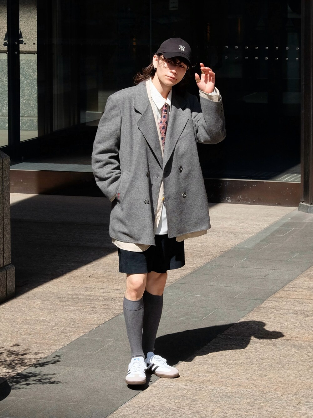 「休日スタイル、シャツスタイル、キャップ、淡色コーデ、韓国ファッション、モノトーン、お出かけコーデ、レイヤードスタイル、スニーカー、きれいめカジュアル、ジャケットスタイル、トラッドモード、ハーフパンツ、古着MIX」｜「LANVINのsmooth operator（テーラードジャケット、グレー系）」を使った、Tsuguya/KwonSayaさん（メンズ・175cm）の春コーディネートの1枚目の写真