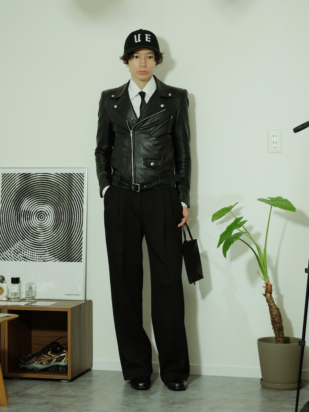 ブラック系のライダースジャケット、ホワイト系のシャツ/ブラウス、ブラック系のその他パンツを着用したメンズの冬コーディネートの1枚目の写真