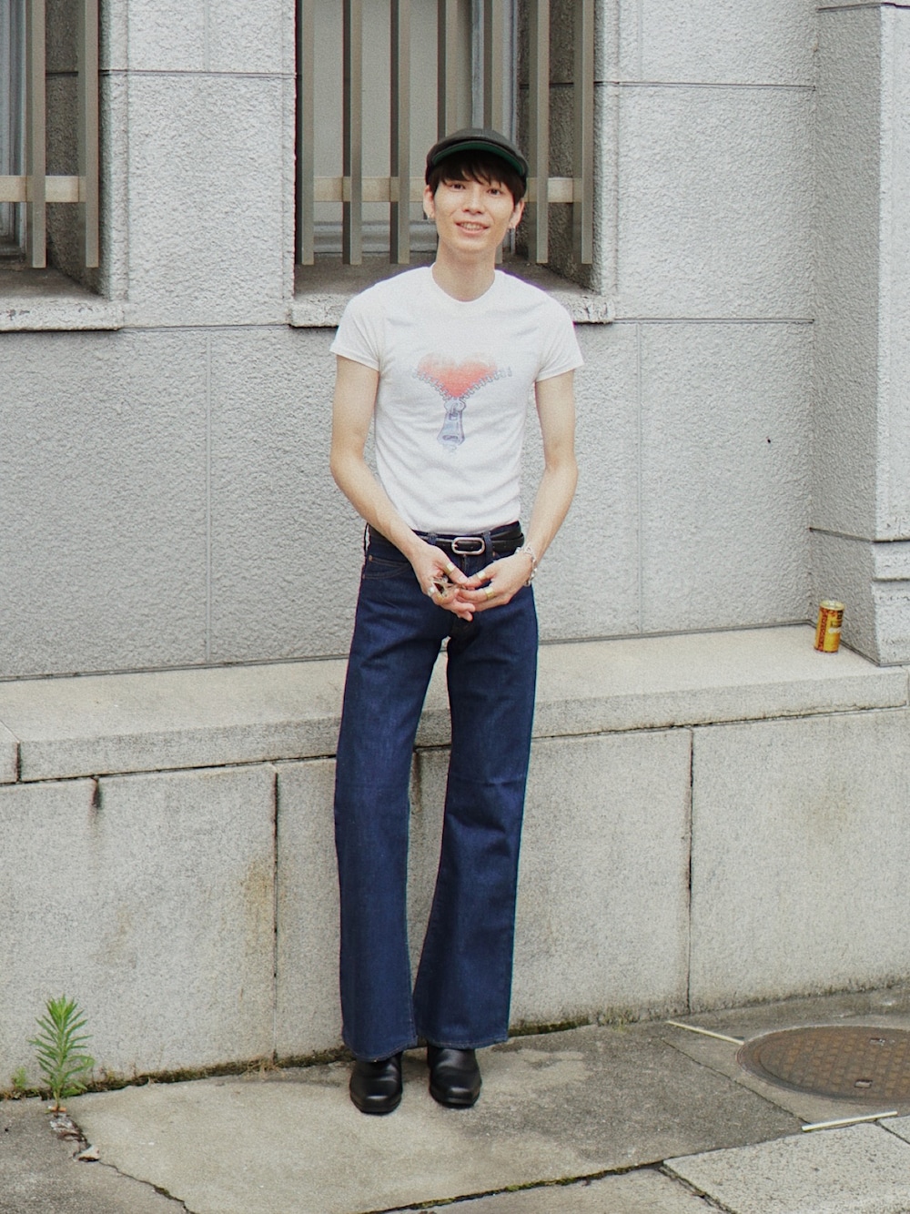 「ロゴT、フェススタイル、古着MIX、サングラス、デニム、シンプル、白Tシャツ、休日スタイル、タックイン、フレアパンツ、ブーツ」｜「VINTAGEのアイテム（Tシャツ/カットソー、ホワイト系）」を使った、Tsuguya/KwonSayaさん（メンズ・175cm）の夏コーディネートの1枚目の写真