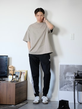 「adidas（アディダス）のアディカラー クラシックス SST トラックパンツ / ジャージ / アディダスオリジナルス adidas Originals（スウェットパンツ）」を使った、Tsuguya/KwonSayaさん（メンズ・175cm）の秋コーディネート