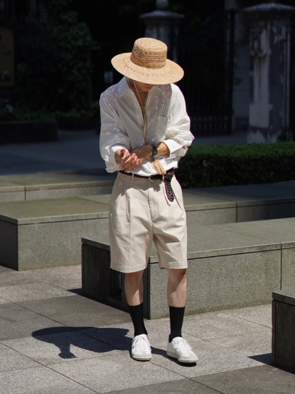 ホワイト系のシャツ/ブラウス、ベージュ系のその他パンツ、ホワイト系のスニーカーを着用したメンズの秋コーディネートの1枚目の写真