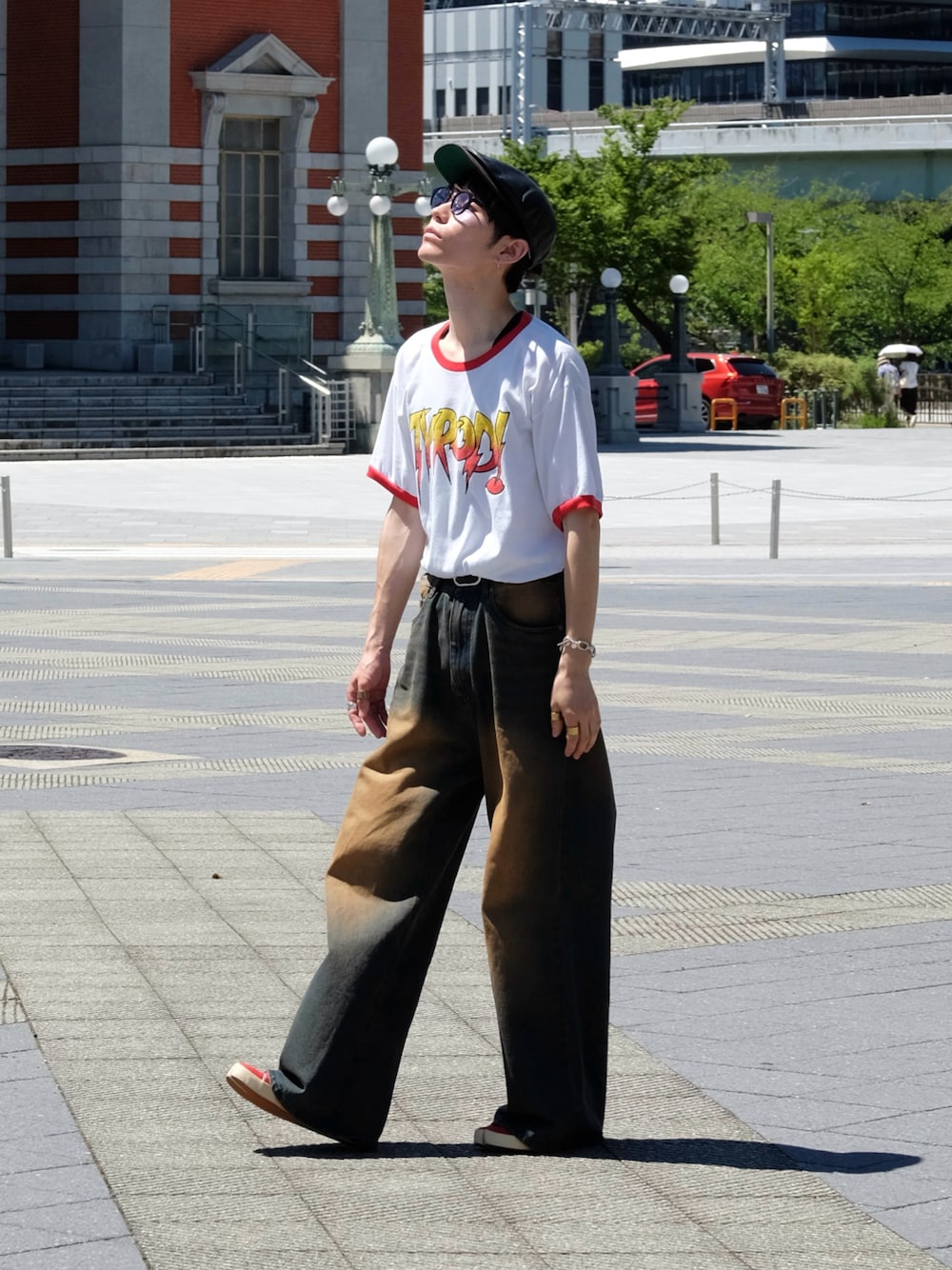 「ロゴT、フェススタイル、古着MIX、テーマパークコーデ、夏コーデ、スニーカー、サングラス、デニム、シンプル、白Tシャツ、トラッドモード、タックイン」｜「VINTAGEのアイテム（シャツ/ブラウス、ホワイト系）」を使った、Tsuguya/KwonSayaさん（メンズ・175cm）の夏コーディネートの1枚目の写真