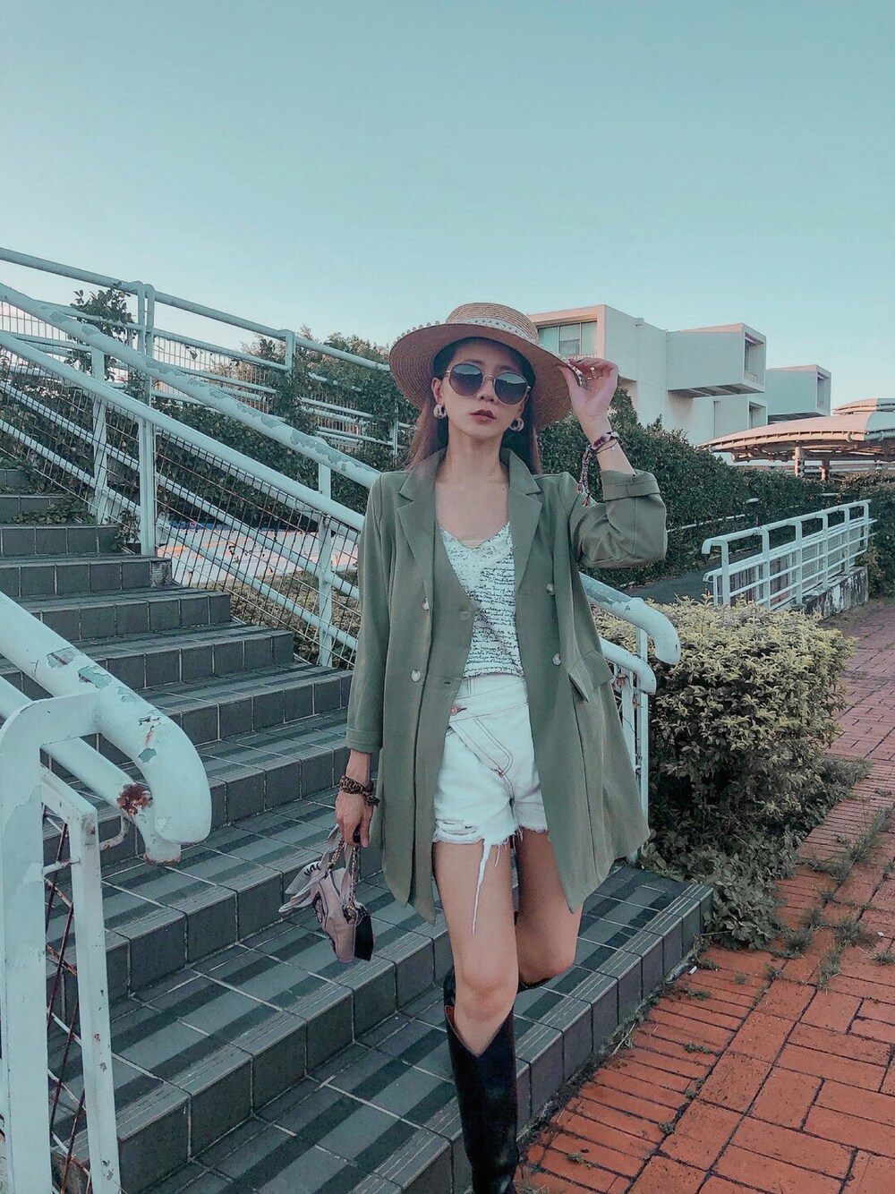「ootd、西裝外套、洋裝、dress、winter、fashion、WOMEN、Taiwan、TAIPEI、街頭穿搭」｜「ᴍɪɴ ʜᴜ'sのアイテム（チェスターコート、グリーン系）」を使った、MIN HU’sさん（レディース・162cm）の秋コーディネートの1枚目の写真