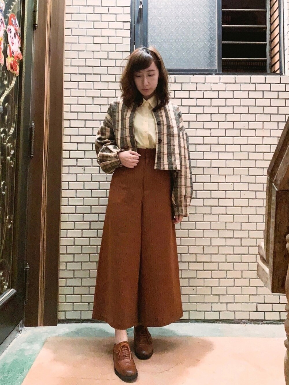「チェック、ストライプ、ストライプパンツ、チェックコート、オックスフォード、oxford、plaid、trousers、dresseum、ドレジアム」｜「ONCE UPON A TIMEのアイテム（ジャケット/アウター、ベージュ系）」を使った、Maureenさん（レディース・155cm）の春コーディネートの1枚目の写真