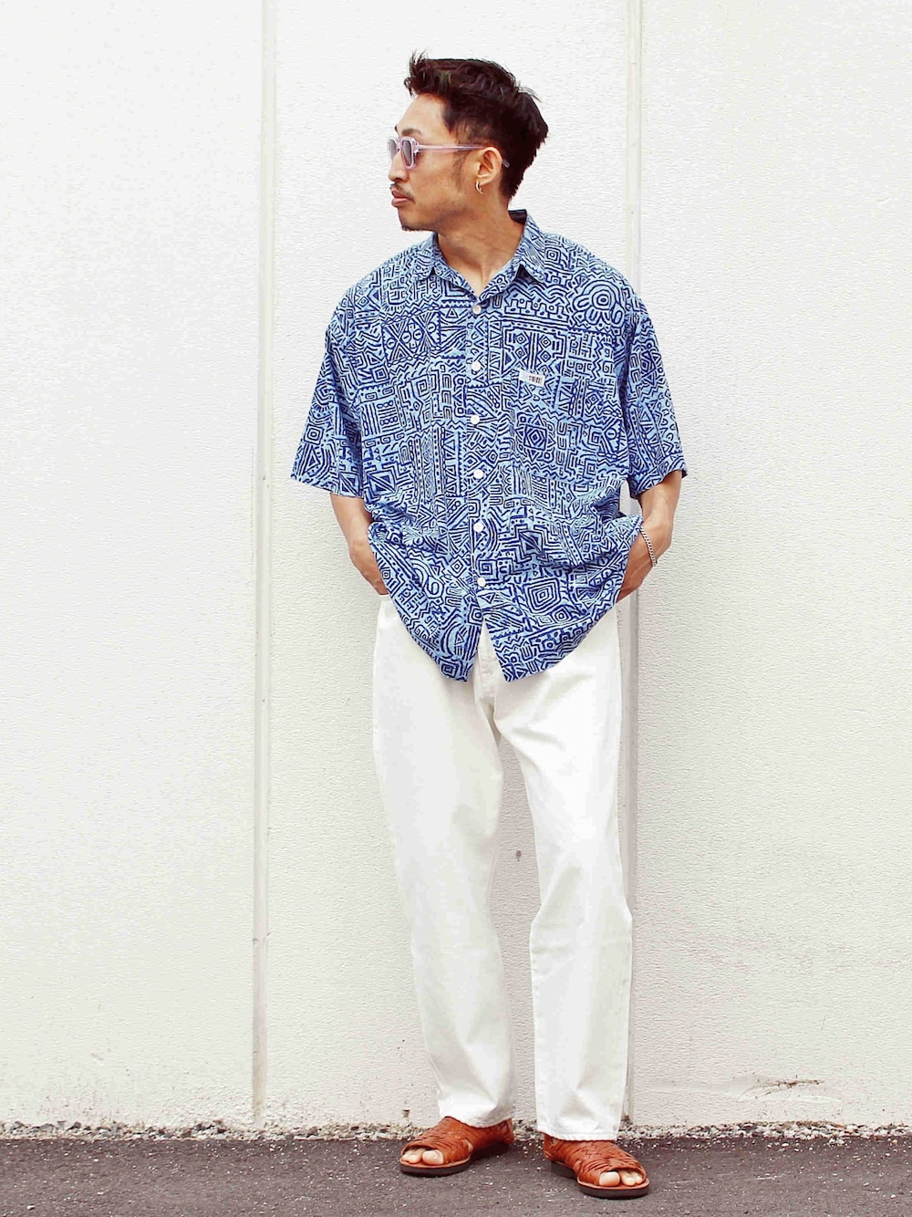 「夏コーデ、シンプルコーデ、ラフコーデ、シャツコーデ、古着MIX、サングラス、レザーサンダル、白パンツ、シンプルスタイル」｜「LAMOND.のアイテム（デニムパンツ、ホワイト系）」を使った、Takamyさん（メンズ・172cm）の夏コーディネートの1枚目の写真