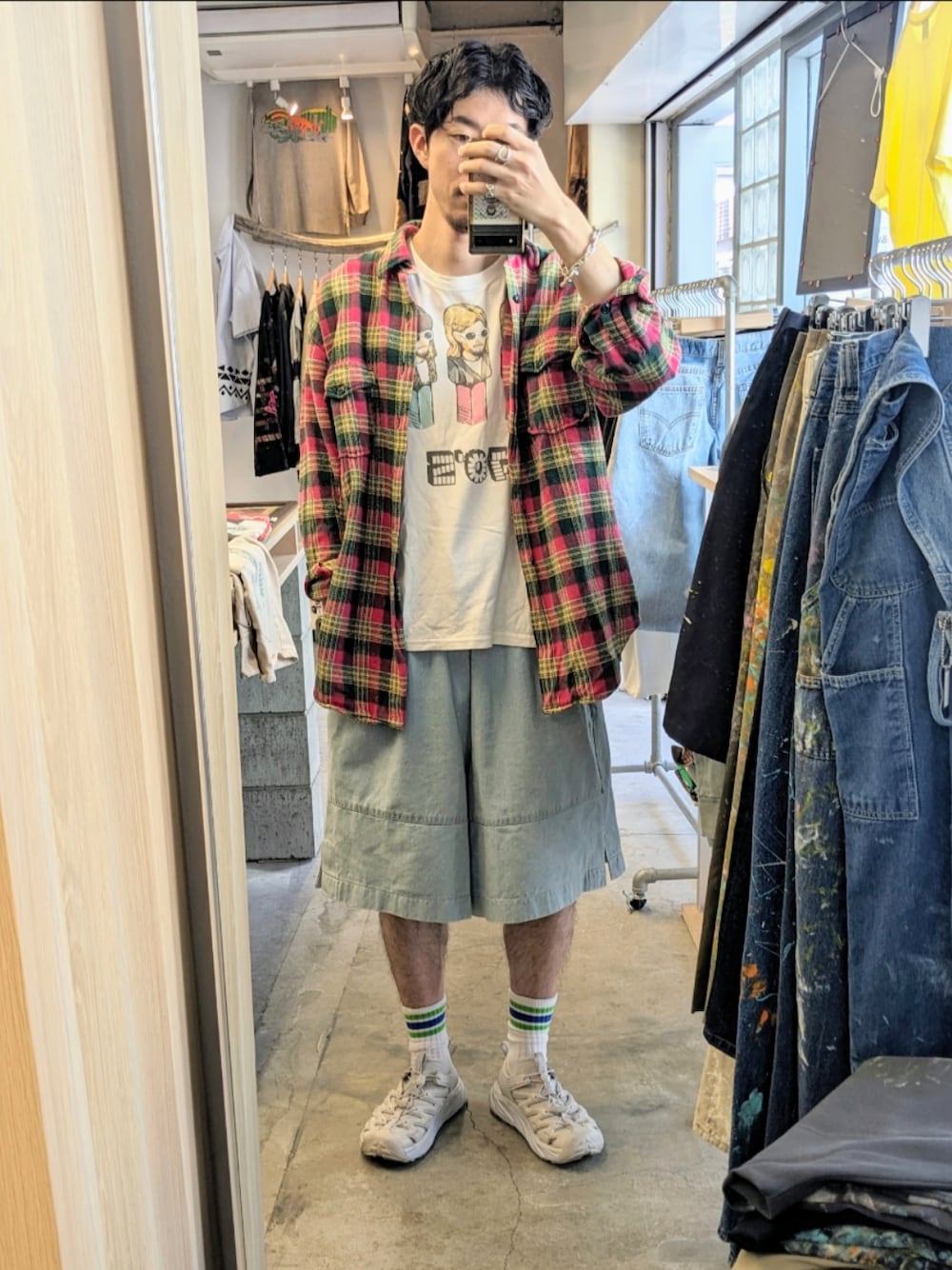 レッド系のシャツ/ブラウス、ホワイト系のTシャツ/カットソー、ブルー系のデニムパンツを着用したメンズの春コーディネートの1枚目の写真