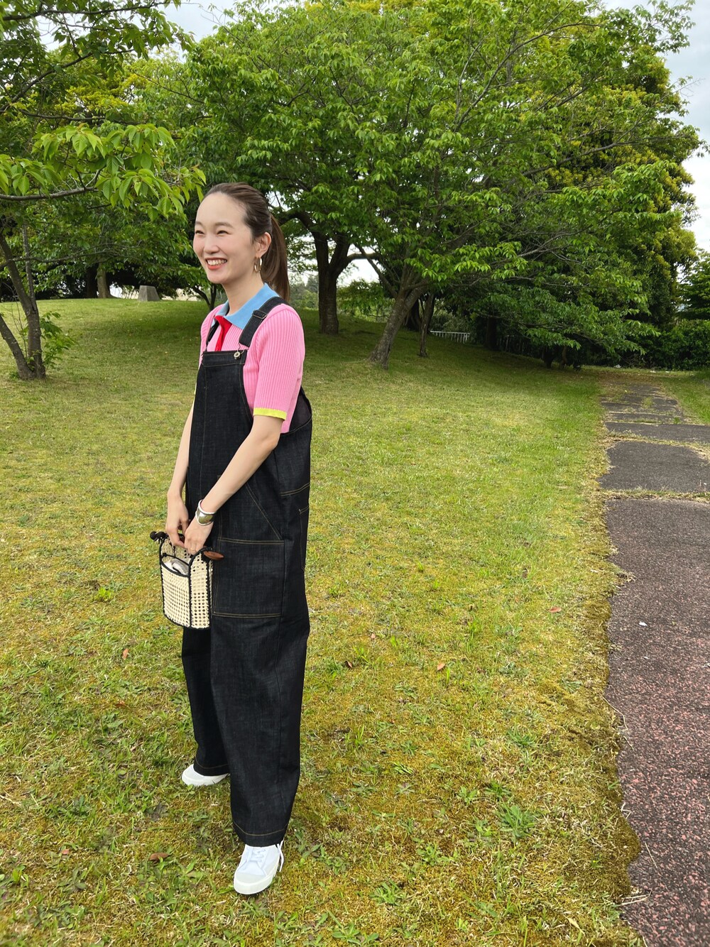 「レイヤードスタイル、カジュアルコーデ、大人カジュアル、韓国ファッション、休日スタイル、オーバーオール」｜「mignonのアイテム（サロペット/オーバーオール、ブルー系）」を使った、mioさん（レディース・165cm）の春コーディネートの1枚目の写真