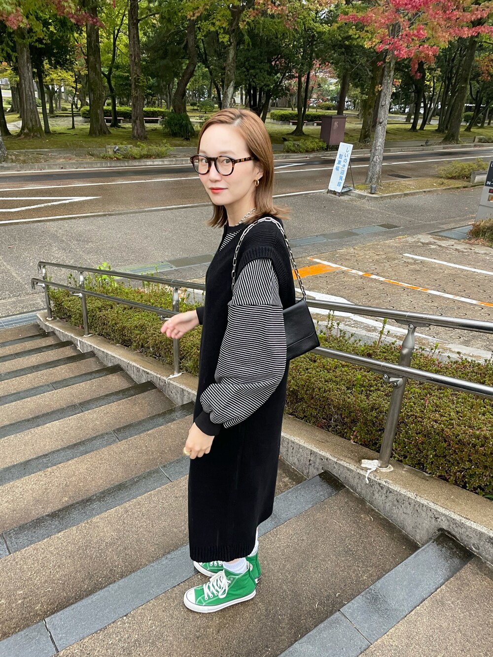 「モノトーン、カジュアルコーデ、今日のコーデ、秋のコーデ、ニット/セーター、モノトーンコーデ、レイヤード」｜「CONVERSEのアイテム（スニーカー、グリーン系）」を使った、mioさん（レディース・165cm）の秋コーディネートの1枚目の写真