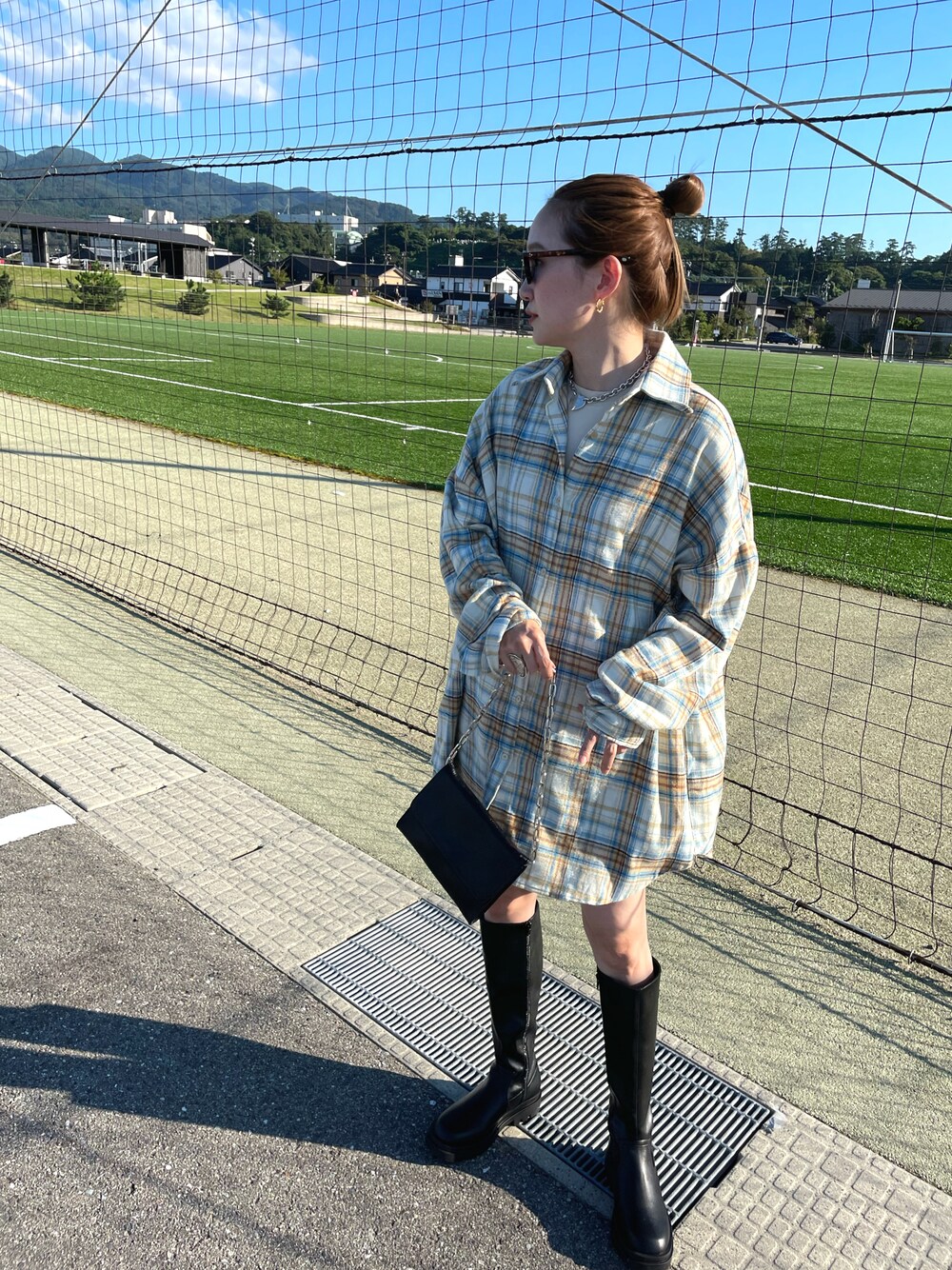 「韓国ファッション、大人カジュアル、秋コーデ、ラクチンコーデ、秋カラー、ボリューム袖、今日のコーデ、プチプラコーデ、シャツワンピ、オーバーサイズ、ビッグシルエット」｜「mignonのアイテム（ブーツ、ブラック系）」を使った、mioさん（レディース・165cm）の秋コーディネートの1枚目の写真