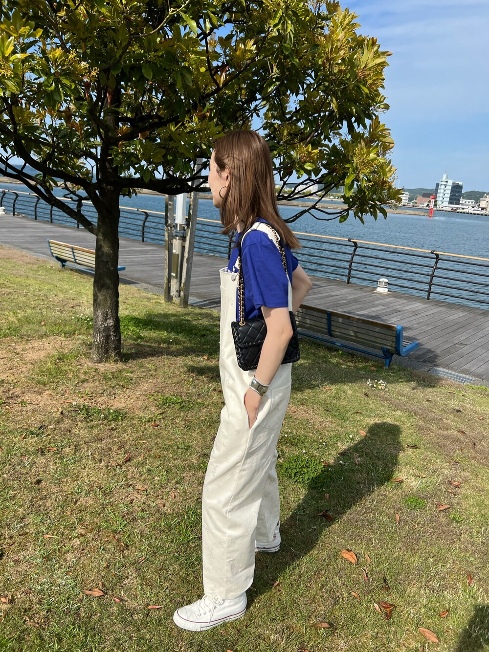 「ビッグシルエット、初夏コーデ、オトナカジュアル、シンプルコーデ、ラクチンコーデ、プチプラ」｜「mignonのアイテム（サロペット/オーバーオール、ベージュ系）」を使った、mioさん（レディース・165cm）の春コーディネートの1枚目の写真