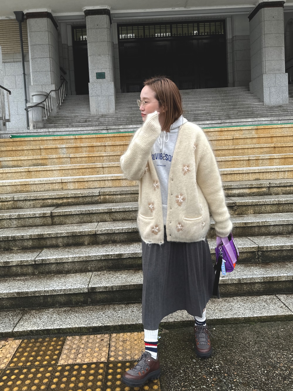 「スウェット、着回しコーデ、春カラー、淡色コーデ、プチプラコーデ、プリーツスカート、メガネ女子」｜「mignonのアイテム（トップス、グレー系）」を使った、mioさん（レディース・165cm）の冬コーディネートの1枚目の写真