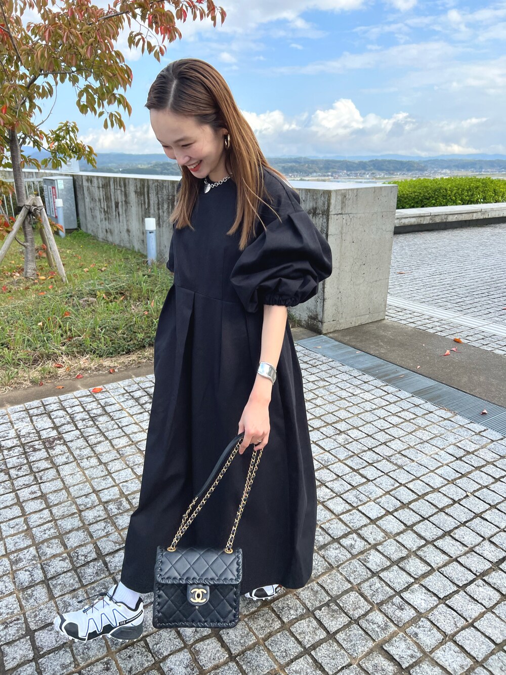 「きれいめカジュアル、秋服コーデ、お出かけコーデ、休日コーデ、ボリューム袖、モノトーンコーデ」｜「mignonのアイテム（ワンピース/ドレス、ブラック系）」を使った、mioさん（レディース・165cm）の秋コーディネートの1枚目の写真