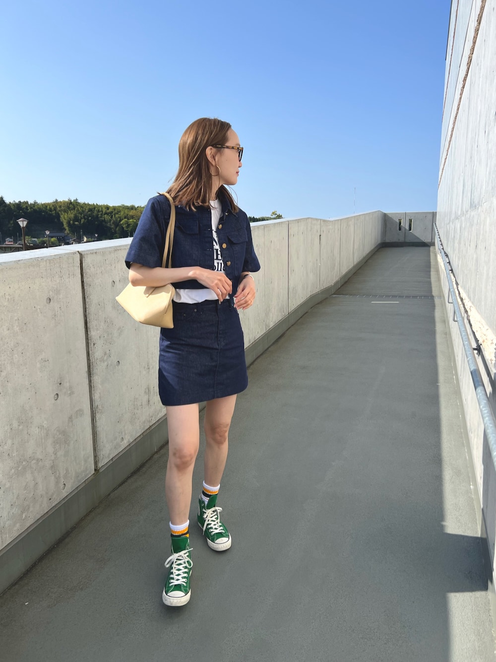 「ごきげんウィーク、PR、myCHANEL、今日のコスメと服、オトナカジュアル、夏コーデ、セットアップスタイル、セットアップ、デニムシャツ、デニムオンデニム、デニムジャケット」｜「mignonのアイテム（バッグ、ベージュ系）」を使った、mioさん（レディース・165cm）の春コーディネートの1枚目の写真