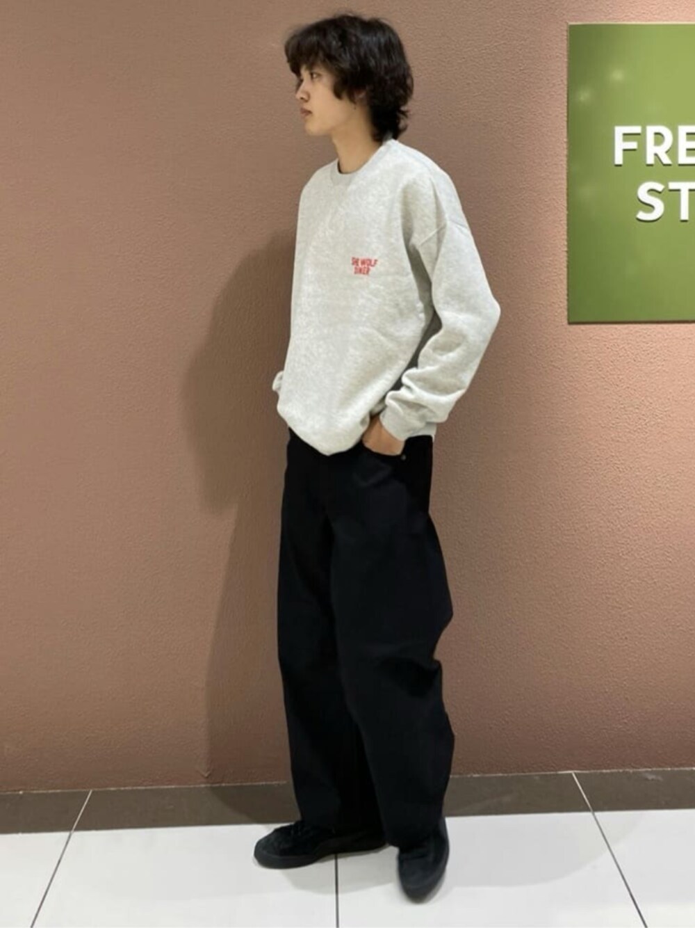 ブラック系のチノパンツ、グレー系のスウェットを着用したメンズの秋コーディネートの1枚目の写真