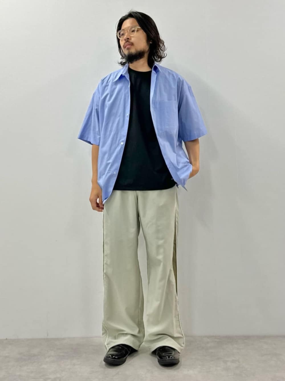 ベージュ系のその他パンツ、ブルー系のシャツ/ブラウスを着用したメンズの春コーディネートの1枚目の写真