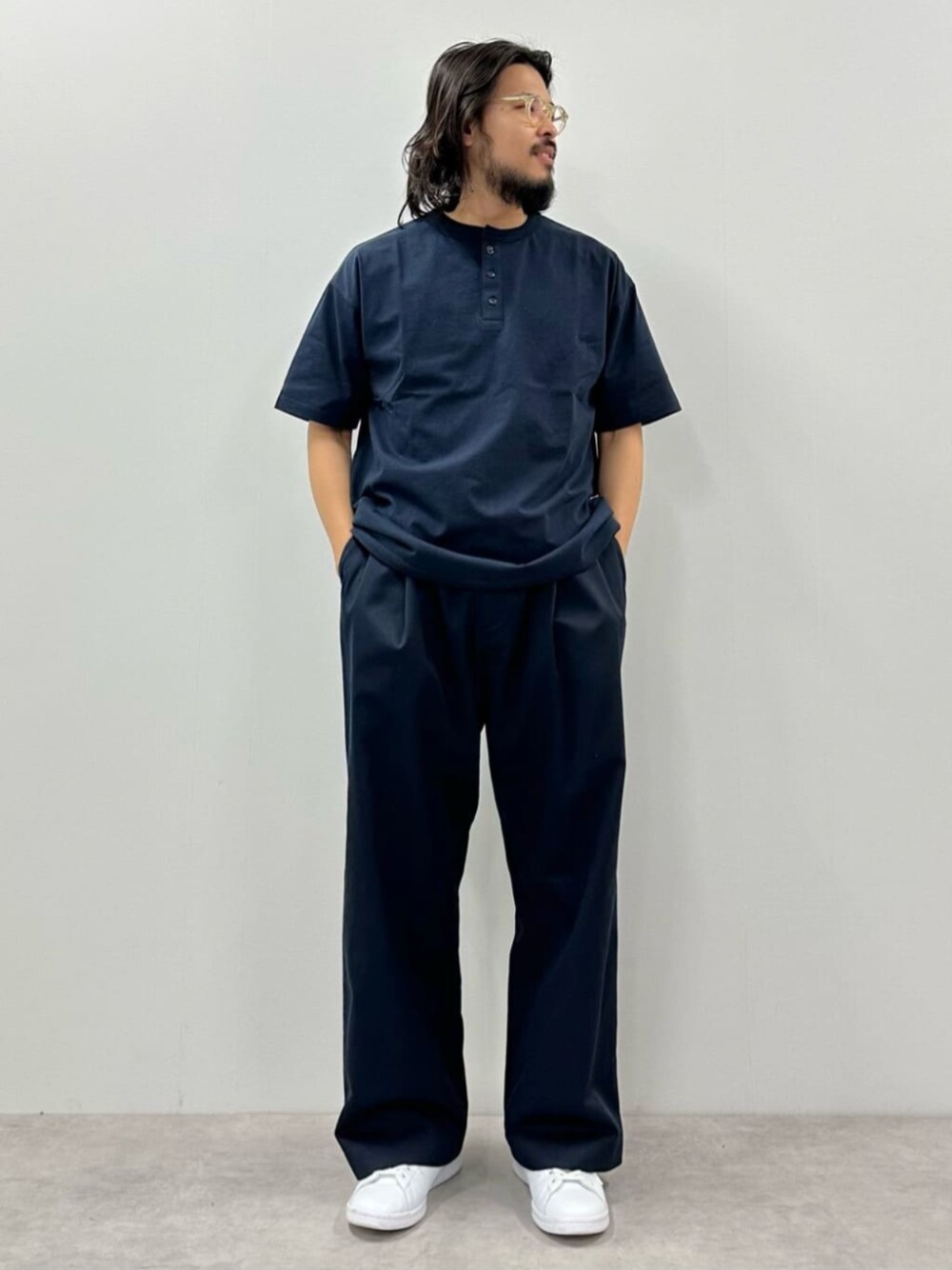 ブルー系のスラックス、ブルー系のTシャツ/カットソーを着用したメンズの春コーディネートの1枚目の写真