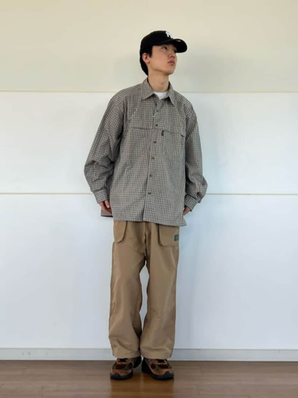 ベージュ系のその他パンツ、グリーン系のシャツ/ブラウス、グレー系のシャツ/ブラウスを着用したメンズの春コーディネートの1枚目の写真