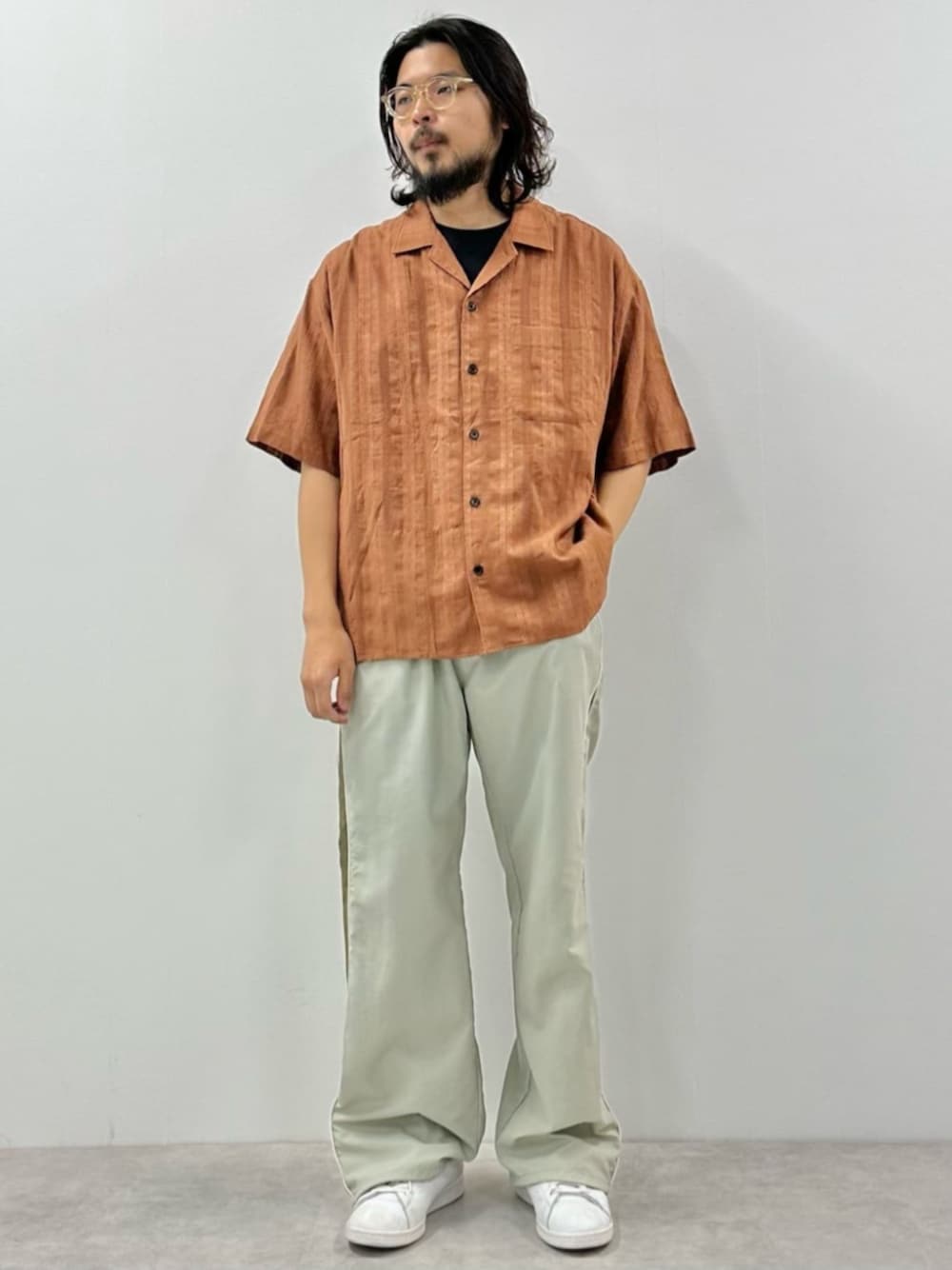 ベージュ系のその他パンツ、ブラウン系のシャツ/ブラウスを着用したメンズの春コーディネートの1枚目の写真