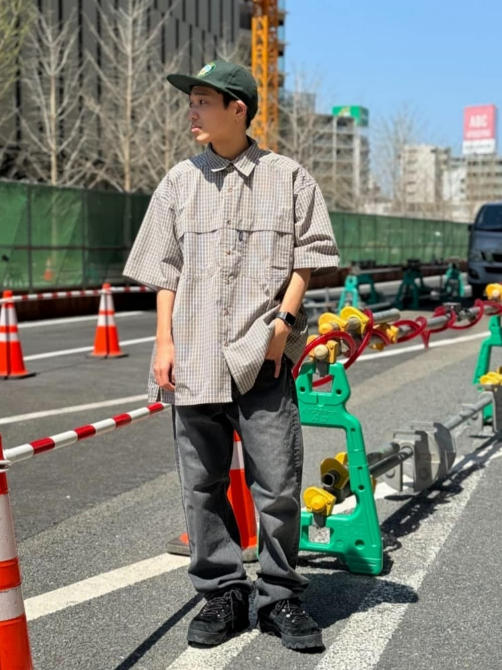 グレー系のシャツ/ブラウス、ブラック系のデニムパンツを着用したメンズの春コーディネートの1枚目の写真
