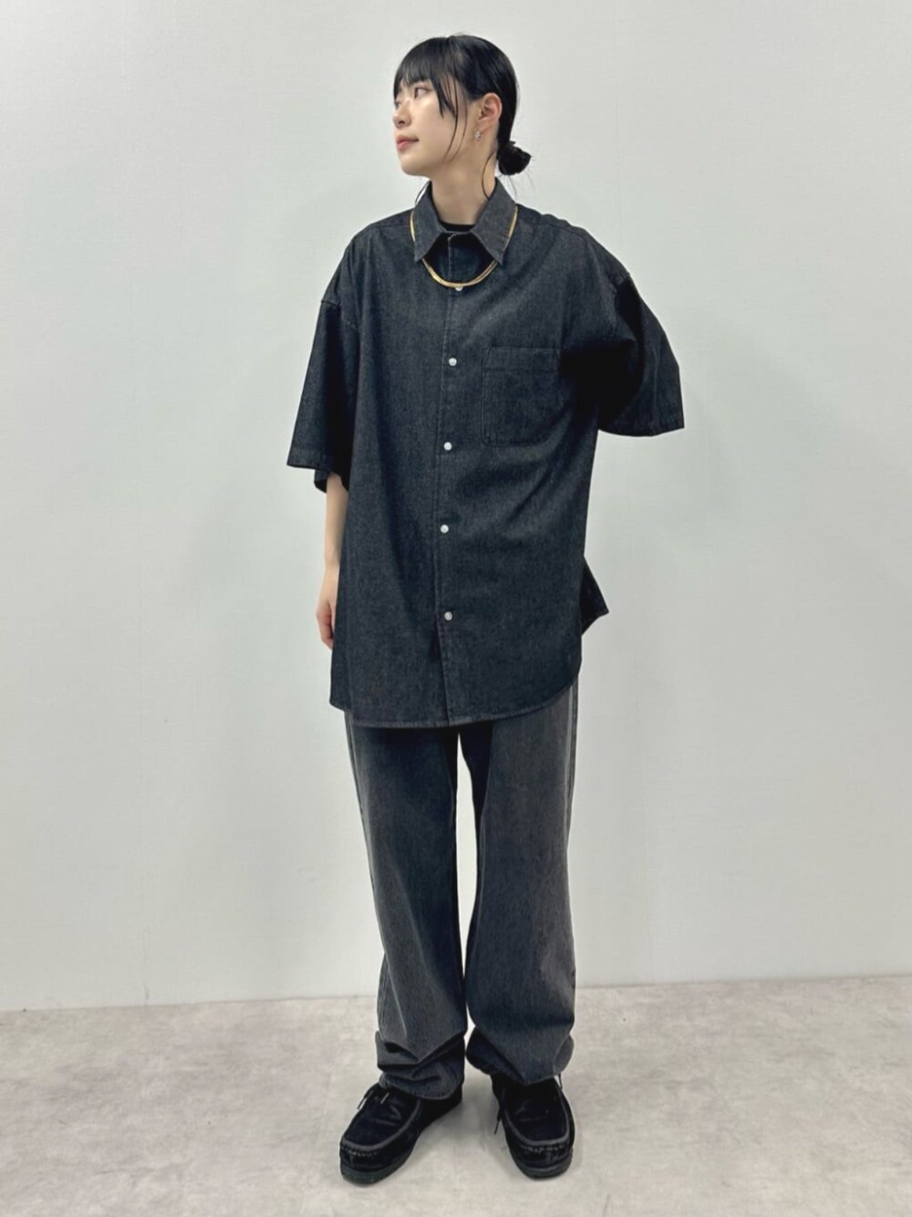 ブラック系のデニムパンツ、ブラック系のシャツ/ブラウスを着用したレディースの春コーディネートの1枚目の写真