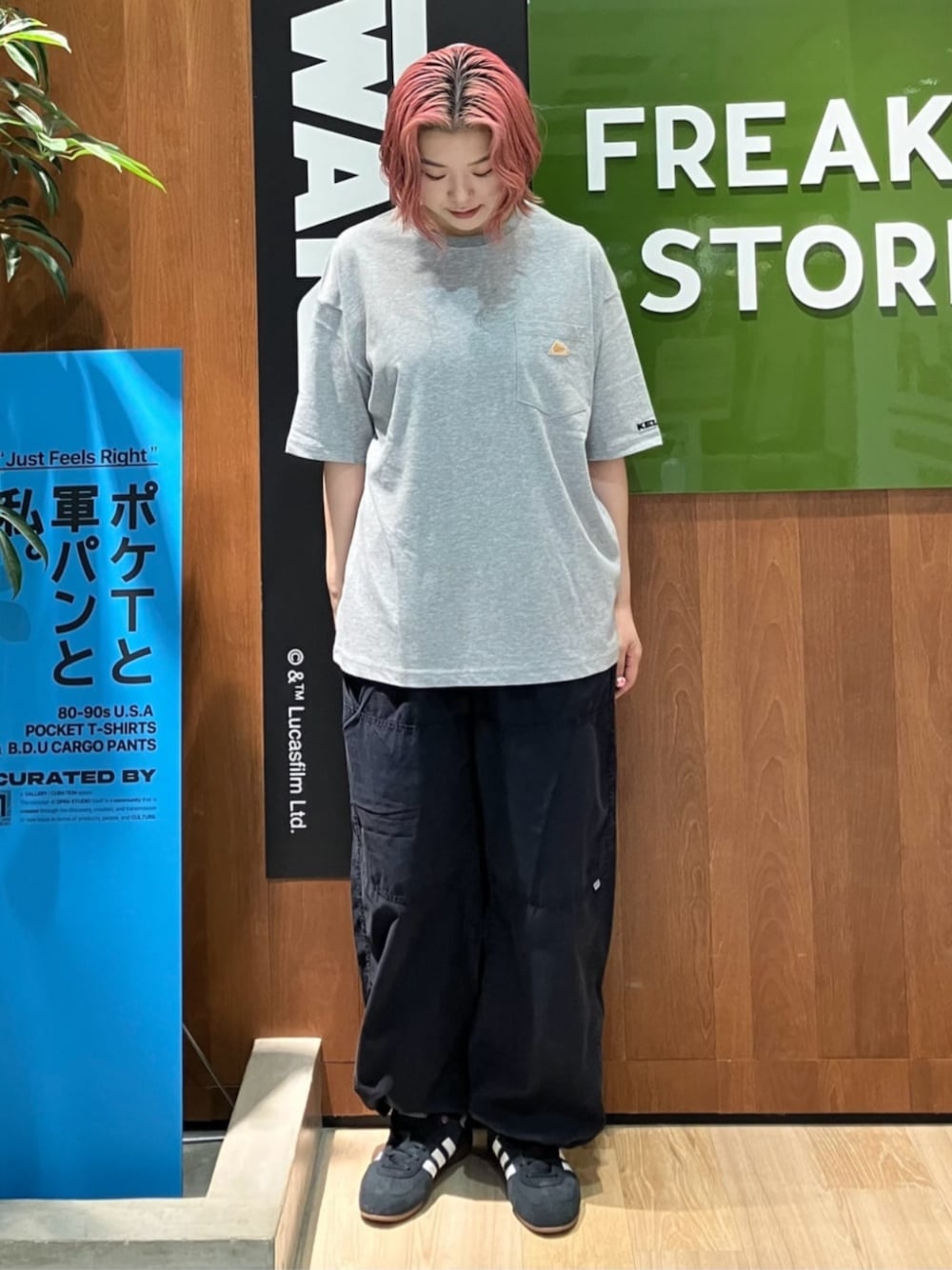 グレー系のTシャツ/カットソーを着用したレディースの夏コーディネートの1枚目の写真
