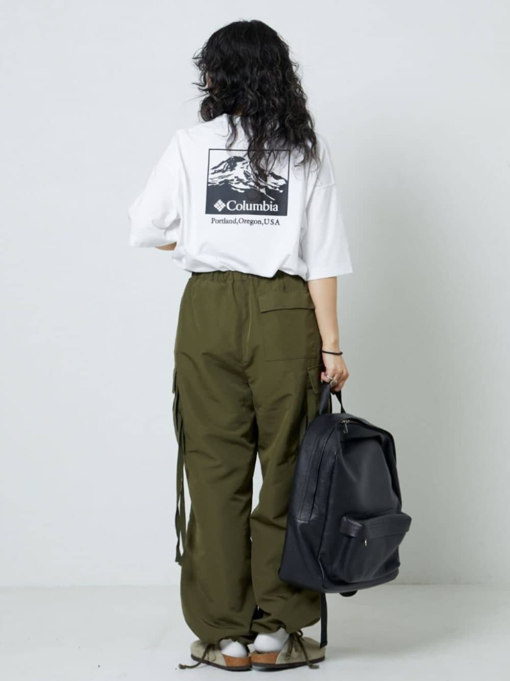ホワイト系のTシャツ/カットソーを着用したレディースの春コーディネートの1枚目の写真