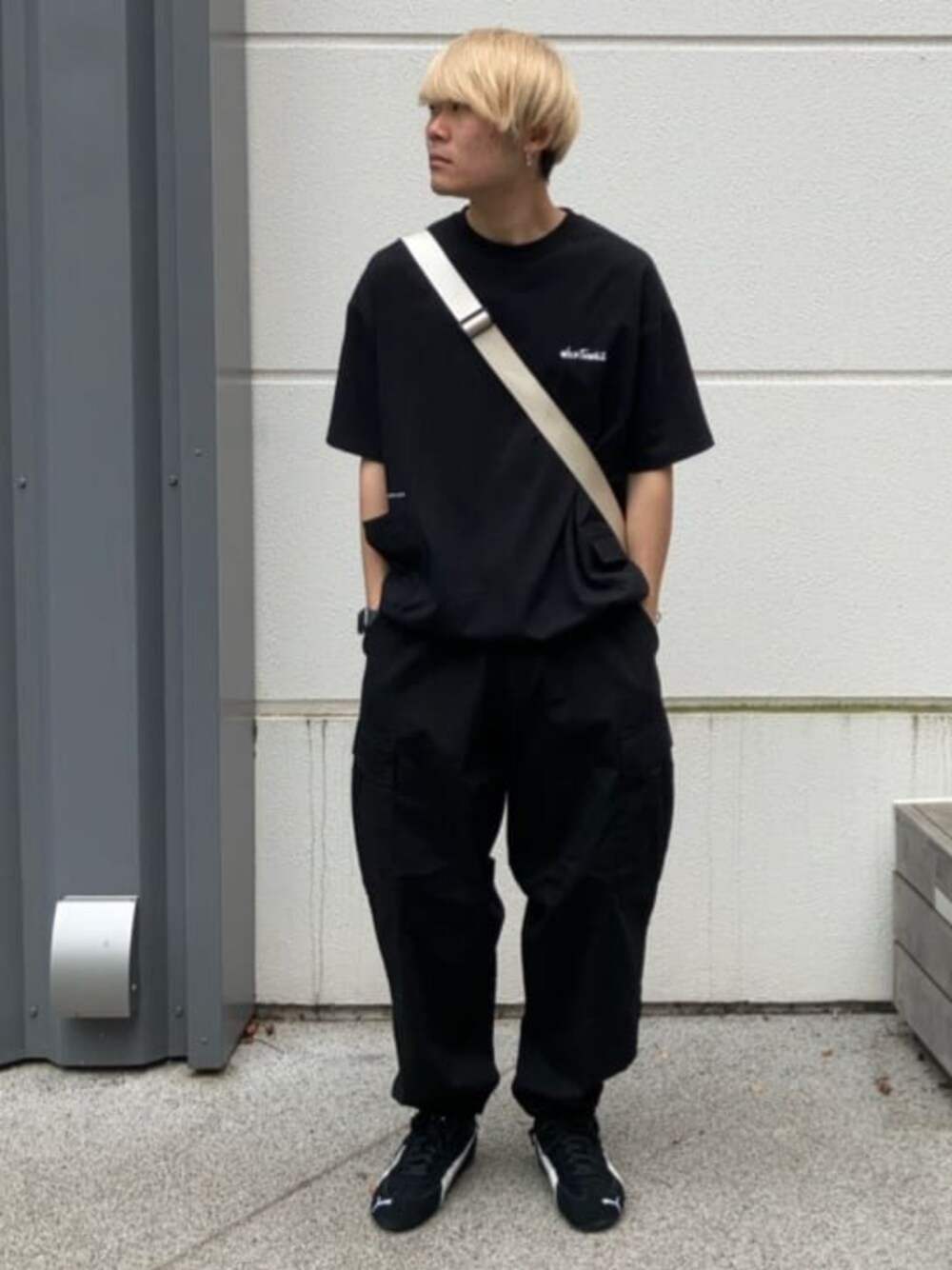 ブラック系のカーゴパンツ、ブラック系のTシャツ/カットソーを着用したメンズの夏コーディネートの1枚目の写真