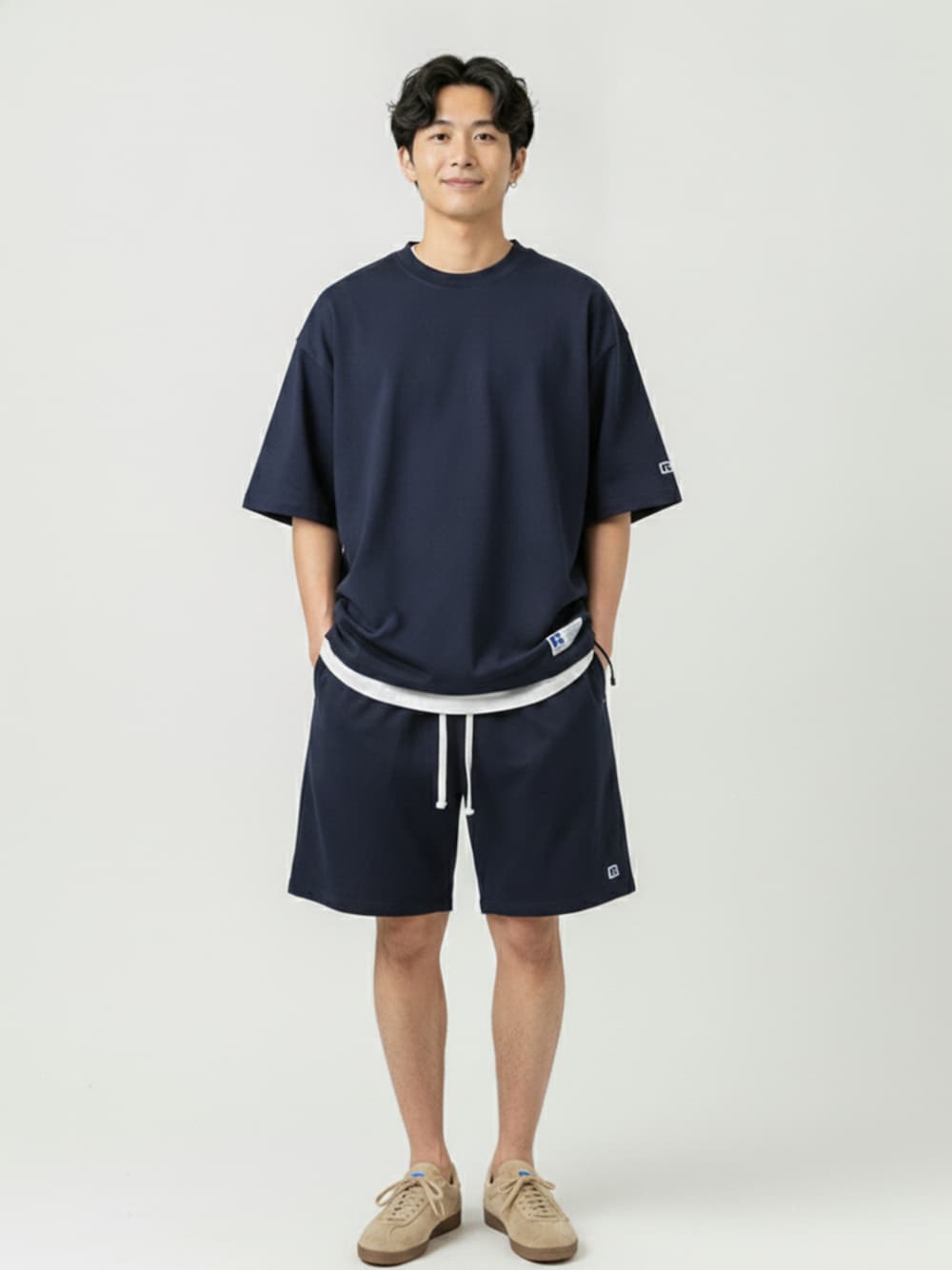 ブルー系のTシャツ/カットソーを着用したメンズの夏コーディネートの1枚目の写真