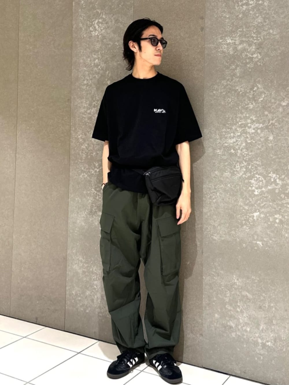 「ロゴT、シンプルコーデ、スポーツミックス、サングラス、メガネ男子、モノトーン、カーゴパンツ、メンズファッション、休日スタイル、ストリートMIX、シンプルスタイル、ビッグシルエット、オトナカジュアル、シンプル」｜「ARC'TERYXのARC' TERYX/アークテリクス Mantis 2 Waist Pack/マンティス2 ウエストパック（ショルダーバッグ、ブラック系）」を使った、FREAK'S STORE HEAD OFFICE MENさん（メンズ・181cm）の春コーディネートの1枚目の写真