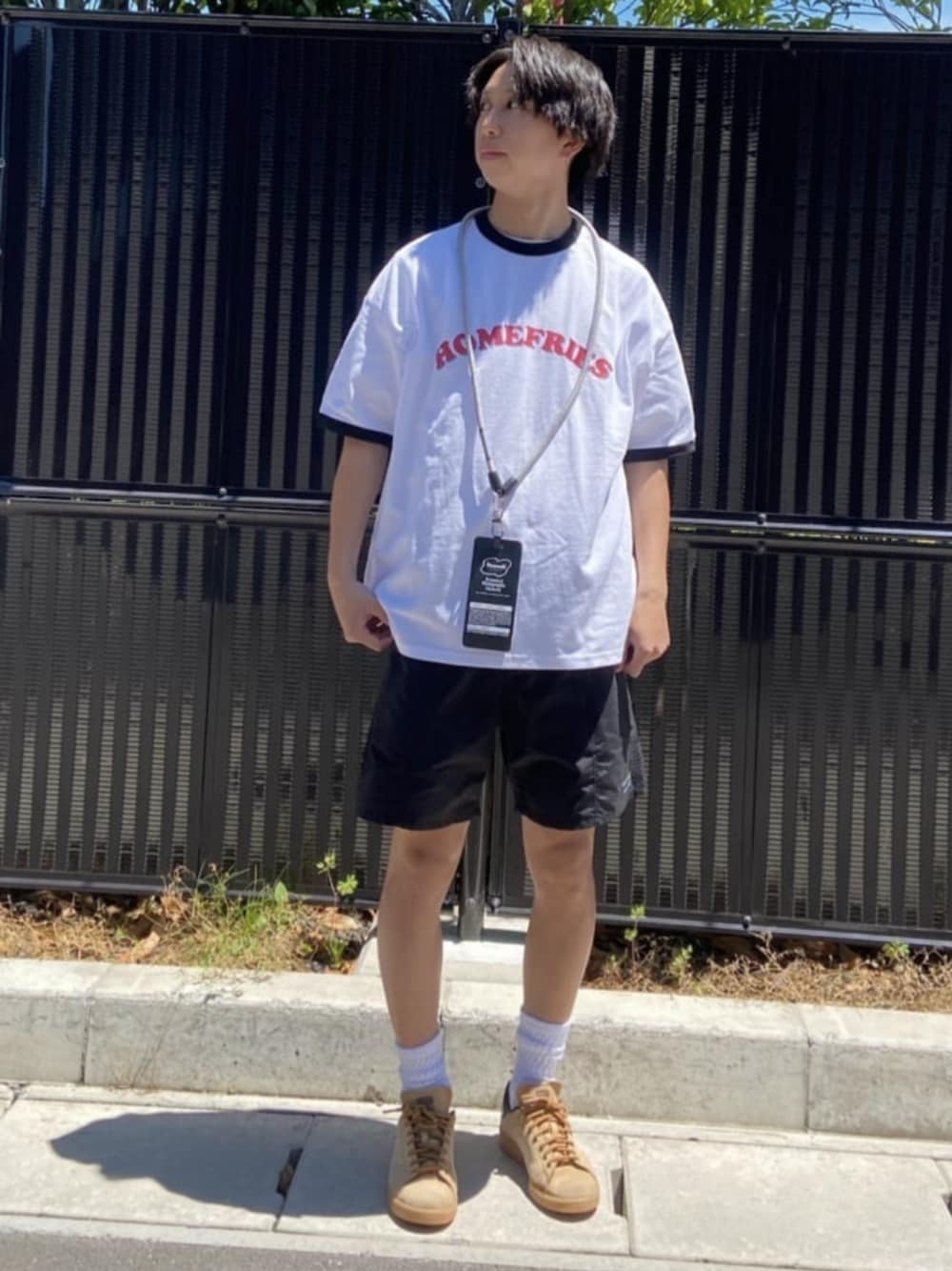 ホワイト系のTシャツ/カットソー、ブラック系のその他パンツ、シルバー系のスマホグッズを着用したメンズの春コーディネートの1枚目の写真