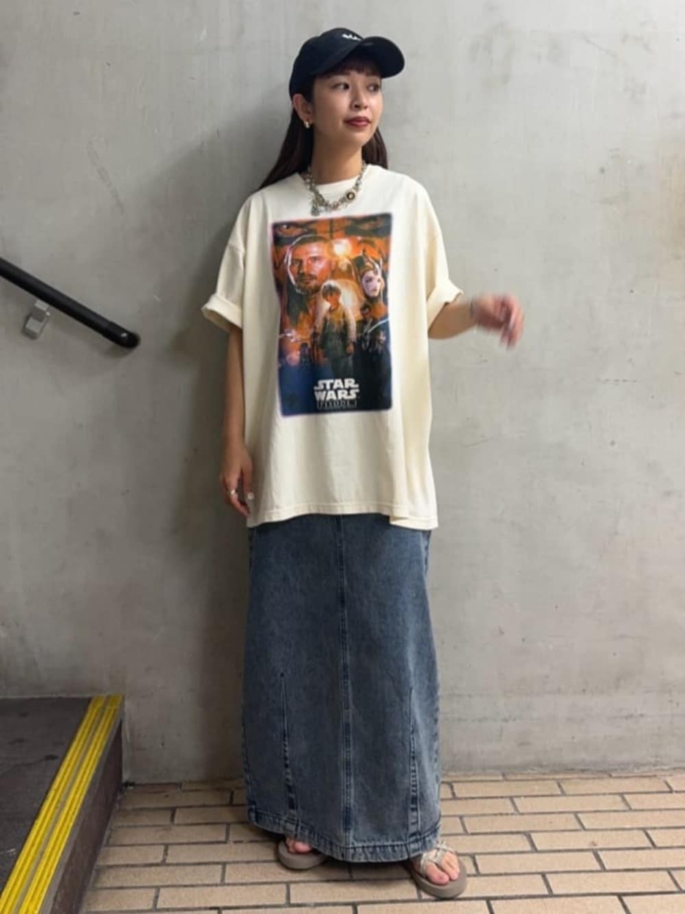 ホワイト系のTシャツ/カットソー、ブルー系のデニムスカート、ベージュ系のサンダルを着用したレディースの夏コーディネートの1枚目の写真