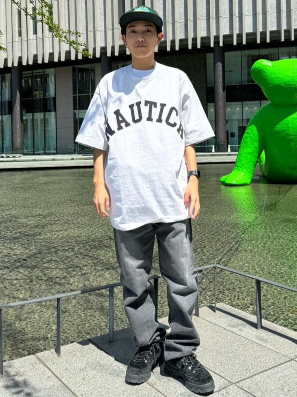 ブラック系のデニムパンツ、グレー系のTシャツ/カットソーを着用したメンズの春コーディネートの1枚目の写真
