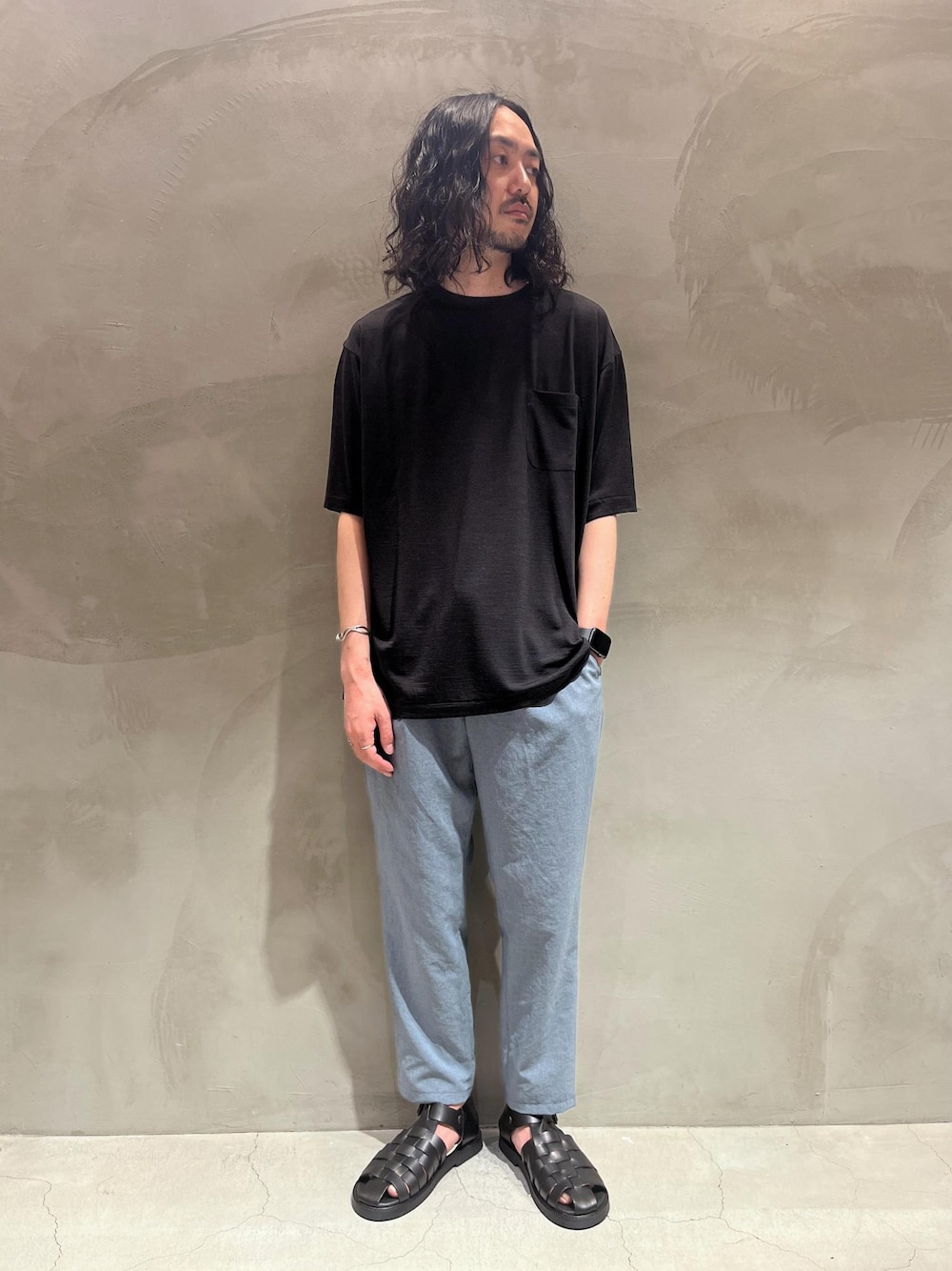 「グルカサンダル、ADAM ET ROPÉ、HOMME、UNISEX、きれいめカジュアル、カジュアル、大人カジュアル、セットアップ対応、セットアイテム、SETアイテム、夏コーデ、夏ファッション、23SS夏の新作、ペールカラー、UVケア」｜「ADAM ET ROPE'の【洗えるセットアップ】RIRANCHA Tシャツ & イージーパンツ /吸水速乾 / 接触冷感 / ユニセックス（セットアップ、ブルー系）」を使った、モリタさん（メンズ・171cm）の夏コーディネートの1枚目の写真