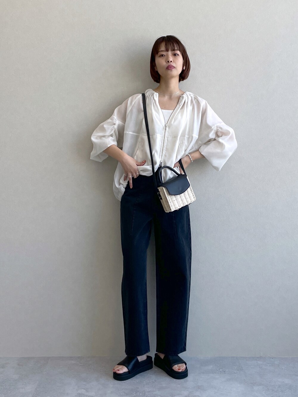 「apartbylowrys、アパートバイローリーズ、ブルゾン、春アウター、シアーシャツ、シアー、大人カジュアル、オトナカジュアル、おでかけコーデ、デニムパンツ、ワイドパンツ、春コーデ、春夏コーデ、夏コーデ、高身長女子」｜「A part byのシアーシャーリングブルゾン（ブルゾン、ホワイト系）」を使った、ａｉｋａさん（レディース・168cm）の春コーディネートの1枚目の写真