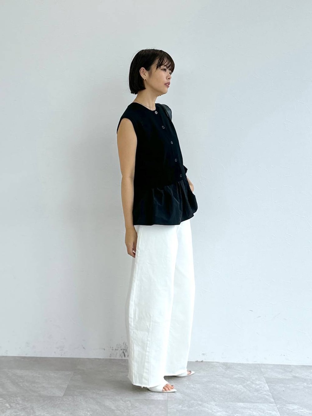 「高身長、ワントーン、カジュアル、テーマパーク、デート/ロマンティック、女子会、SNAP_apart by lowrys、apart by lowrys、ベスト、WEB限定、デニムパンツ、夏コーデ」｜「A part byのソフトリボンショルダーバッグ（ショルダーバッグ、ブラック系）」を使った、ａｉｋａさん（レディース・168cm）の春コーディネートの1枚目の写真