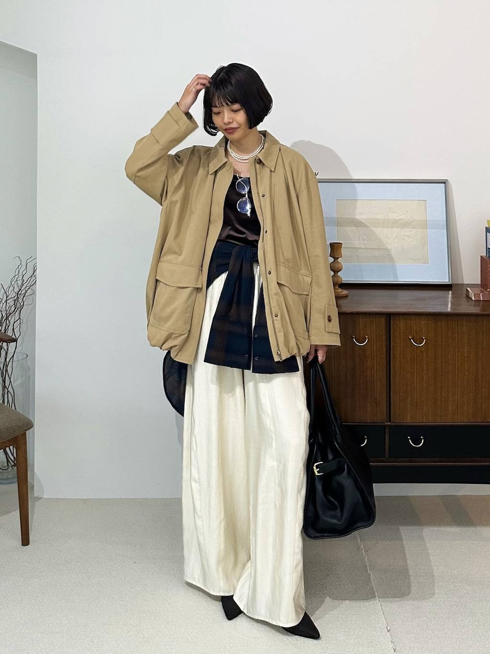 ホワイト系のその他パンツ、ブラウン系のパンプス、ブルー系のシャツ/ブラウスを着用したレディースの秋コーディネートの1枚目の写真