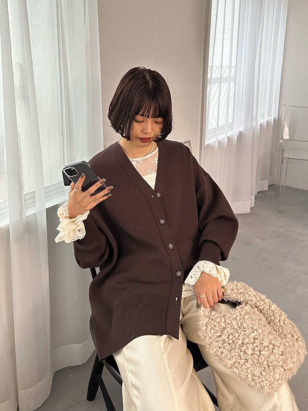 ブラウン系のカーディガン/ボレロ、ホワイト系のその他パンツ、ホワイト系のシャツ/ブラウスを着用したレディースの秋コーディネートの1枚目の写真