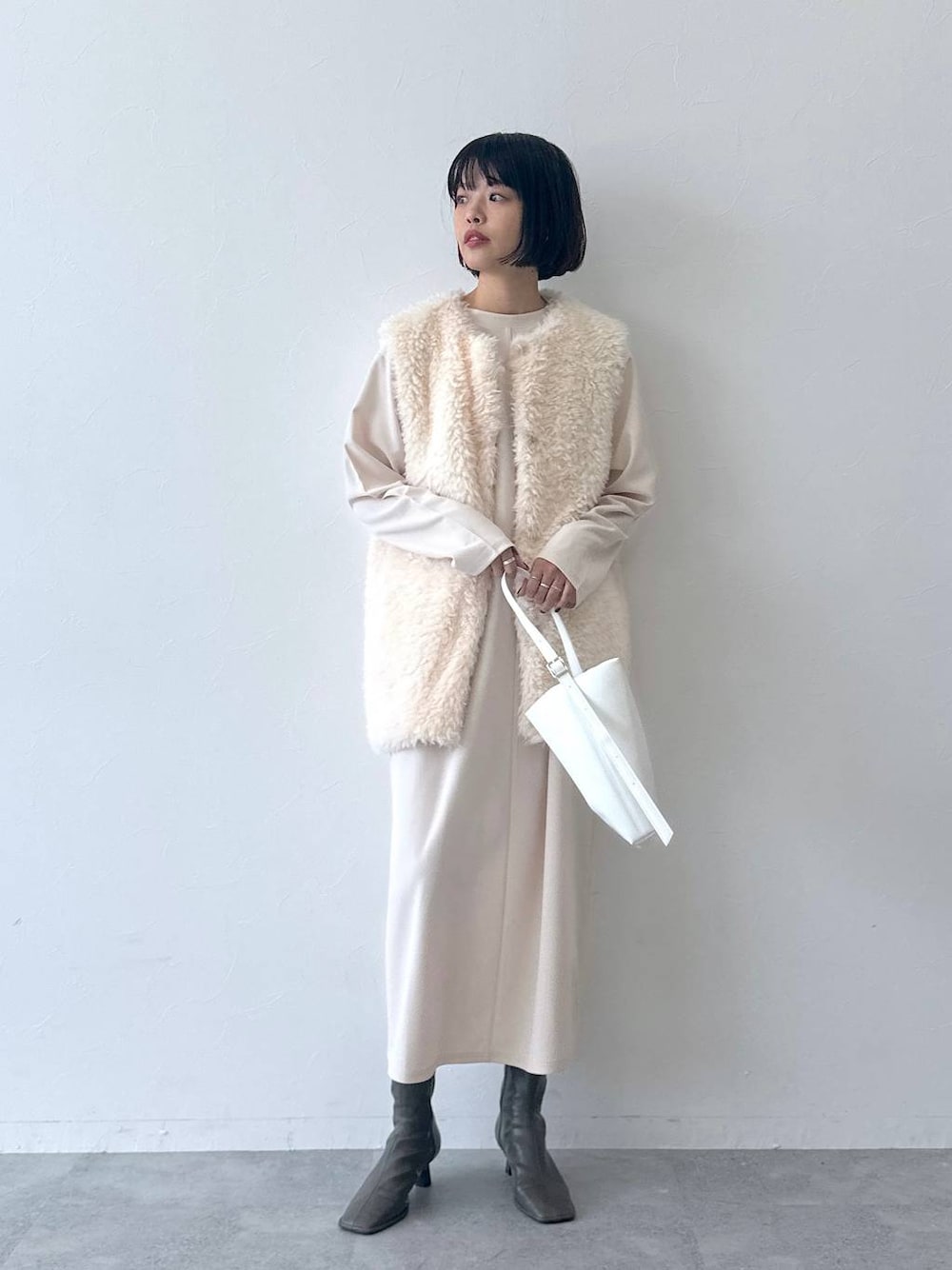 「高身長、テーマパーク、デート/ロマンティック、ワントーン、カジュアル、女子会、SNAP_apart by lowrys、apart by lowrys、e/rm、ブランドミックス、ワンピース、ベスト、ブーツ、ショルダーバッグ」｜「A part byのスクエアステッチショートブーツ（ブーツ、ベージュ系）」を使った、ａｉｋａさん（レディース・168cm）の秋コーディネートの1枚目の写真