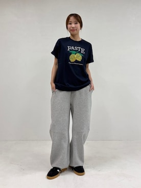 「FREAK'S STORE（フリークスストア）のPUBLUX/パブリュクス ＜機能性素材＞LOVE POP STUDIO カーブカットパンツ　限定展開（スウェットパンツ、グレー系）」を使った、FREAK'S STORE HEAD OFFICE WOMENさん（レディース・160cm）の春コーディネート