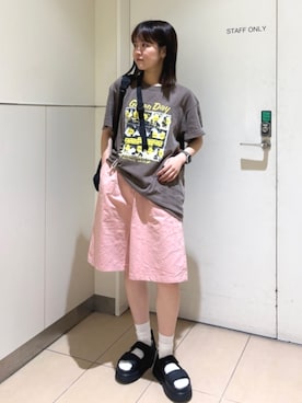 「FREAK'S STORE（フリークスストア）のUGG/アグ W GOLDENGLOW[23.0cm～24.0cm展開]/ゴールデングロウ（サンダル、ブラック系）」を使った、FREAK'S STORE HEAD OFFICE WOMENさん（レディース・159cm）の夏コーディネート