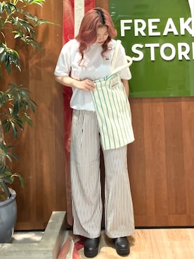 「FREAK'S STORE（フリークスストア）の限定展開　ポコポコ ストライプ イージーパンツ（その他パンツ、ブラック系）」を使った、FREAK'S STORE HEAD OFFICE WOMENさん（レディース・160cm）の春コーディネート