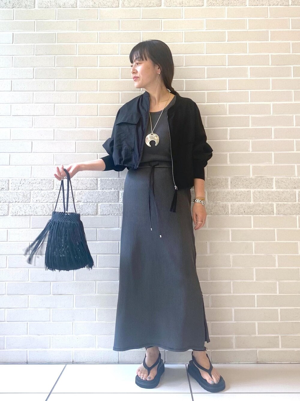 「シアー、2WAY、23SS夏の新作、骨格ナチュラル、イエベスプリング、MOHI、ブラック、カゴバッグ、巾着、フリンジ、フリンジバッグ、長袖、ジャケット、ショート、ノーカラー」｜「MOHIの【MOHI（モヒ）】ストラップトングサンダル（サンダル、ブラック系）」を使った、スタッフさん（レディース・160cm）の春コーディネートの1枚目の写真