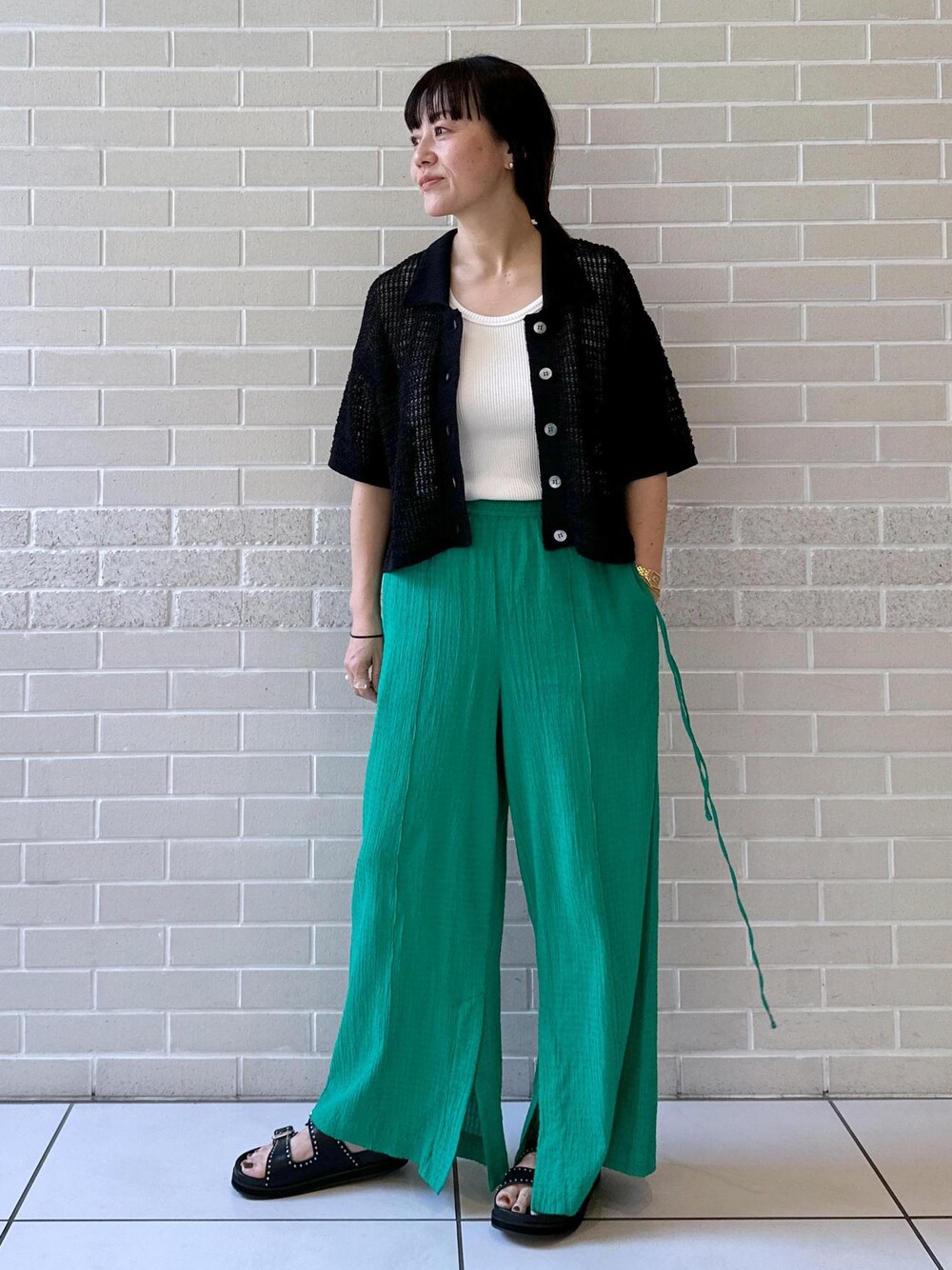 ブラック系のサンダル、グレー系のタンクトップ、ブラック系のカーディガン/ボレロを着用したレディースの夏コーディネートの1枚目の写真