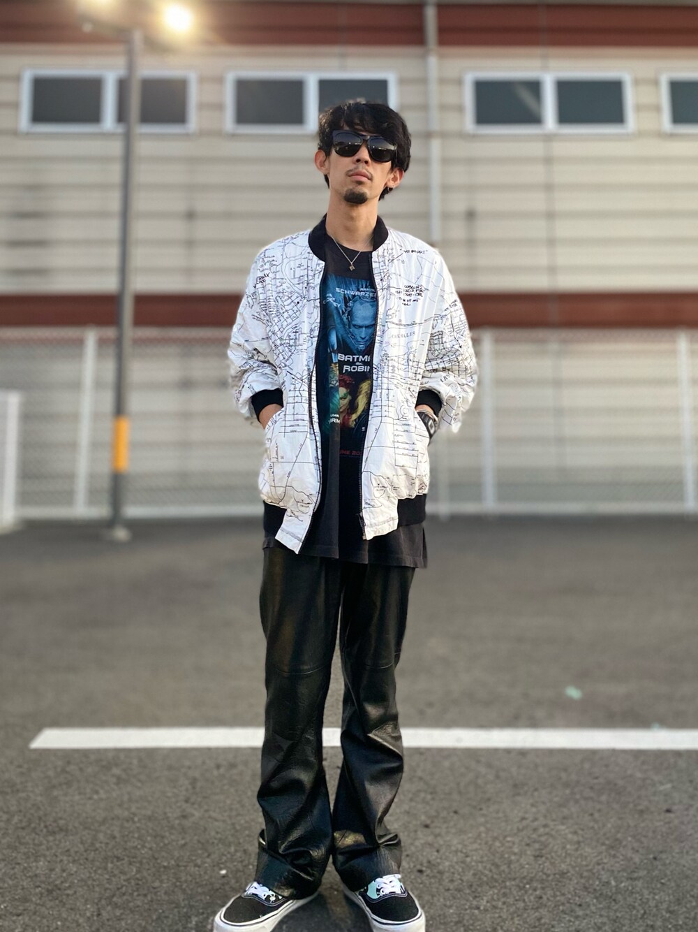 「古着、古着MIX、レザーパンツ、古着コーデ、フレアパンツ、秋のコーデ、レイヤードスタイル、大人コーデ」｜「RAGS McGREGOR のBLOUSON / WORLD MAP（その他アウター、ホワイト系）」を使った、TogAさん（メンズ・165cm）の秋コーディネートの1枚目の写真