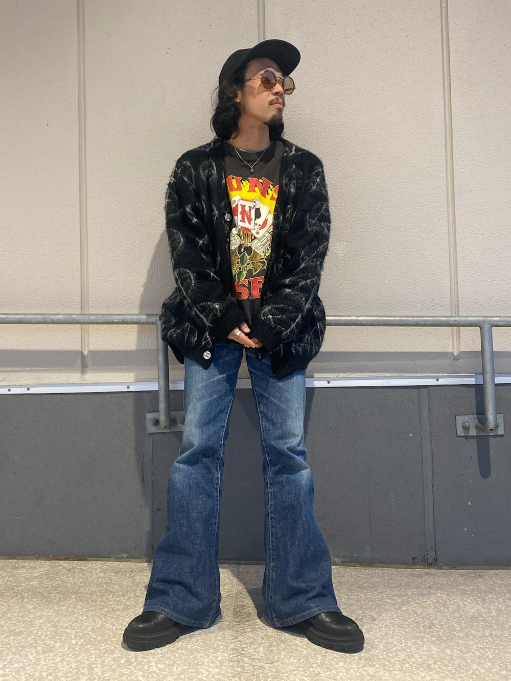 「秋服、カーディガン、フレアパンツ、ストリートコーデ、今日のコーデ、秋、ジーンズ、レイヤードスタイル、ブーツ、デニム、古着、カーディガンコーデ」｜「WHO'S WHO galleryの【KOOKY'N/クーキー】アルパカ混モヘアライク星柄カーディガン（カーディガン/ボレロ、ブラック系）」を使った、TogAさん（メンズ・165cm）の秋コーディネートの1枚目の写真
