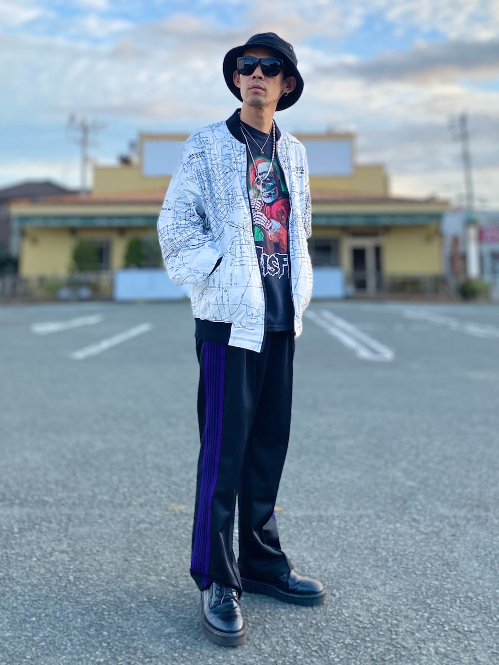 「秋トレンド2021、トラックパンツ、大人コーデ、古着、古着MIX、バンドT、vintage、ヴィンテージ、サングラス、Ｔシャツ、レイヤードスタイル、モノトーンコーデ、リラックス」｜「RAGS McGREGOR のBLOUSON / WORLD MAP（その他アウター、ホワイト系）」を使った、TogAさん（メンズ・165cm）の秋コーディネートの1枚目の写真