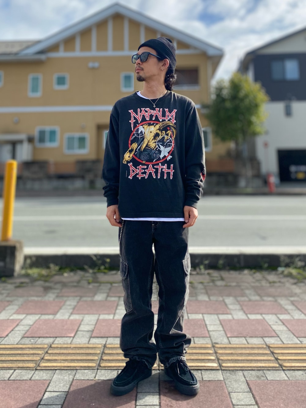 ブラック系のカーゴパンツ、ブラック系のモカシン/デッキシューズを着用したメンズの秋コーディネートの1枚目の写真