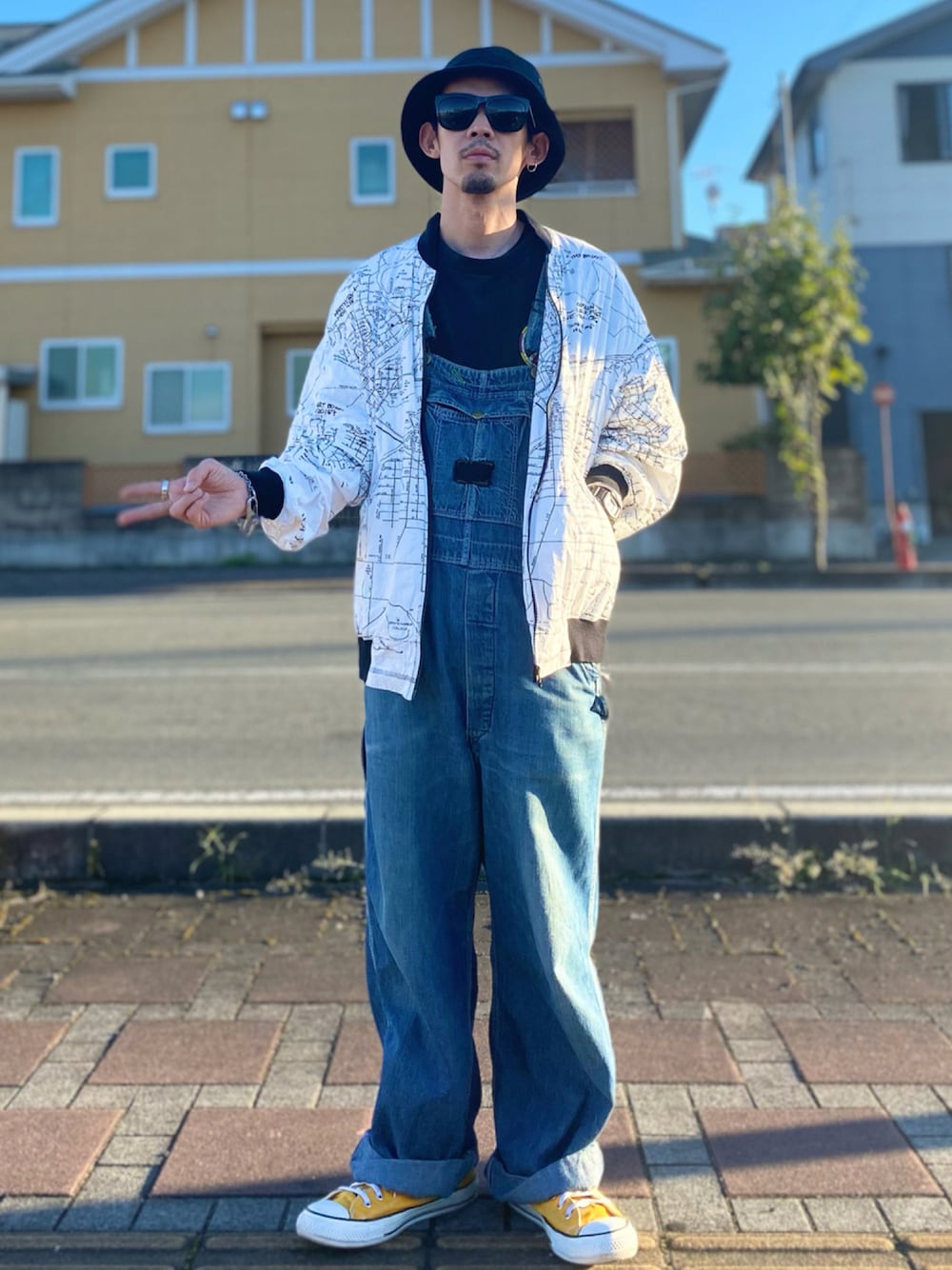 「ラブアンドピース2021、秋コーデ、オーバーオール、vintage、古着MIX、古着、ヴィンテージ、ゆるコーデ、スニーカーコーデ、秋服準備はじめました、バケットハット」｜「RAGS McGREGOR のBLOUSON / WORLD MAP（その他アウター、ホワイト系）」を使った、TogAさん（メンズ・165cm）の秋コーディネートの1枚目の写真